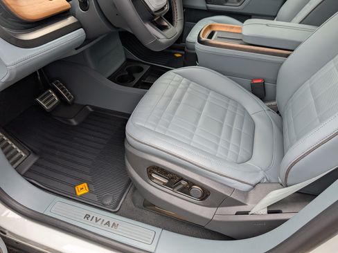 Used 2025 Rivian R1S Premium image 20