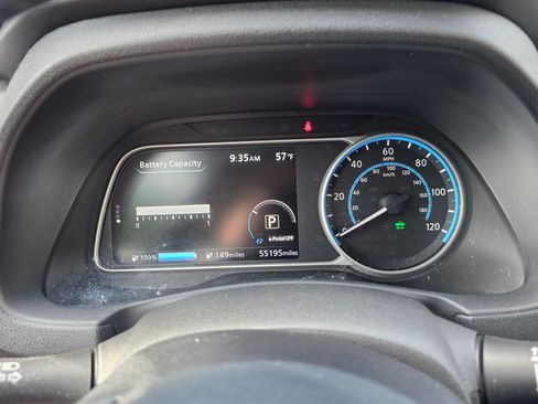 Used 2018 Nissan Leaf SV FWD image 2