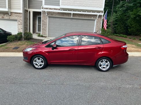 Used 2014 Ford Fiesta SE image 1