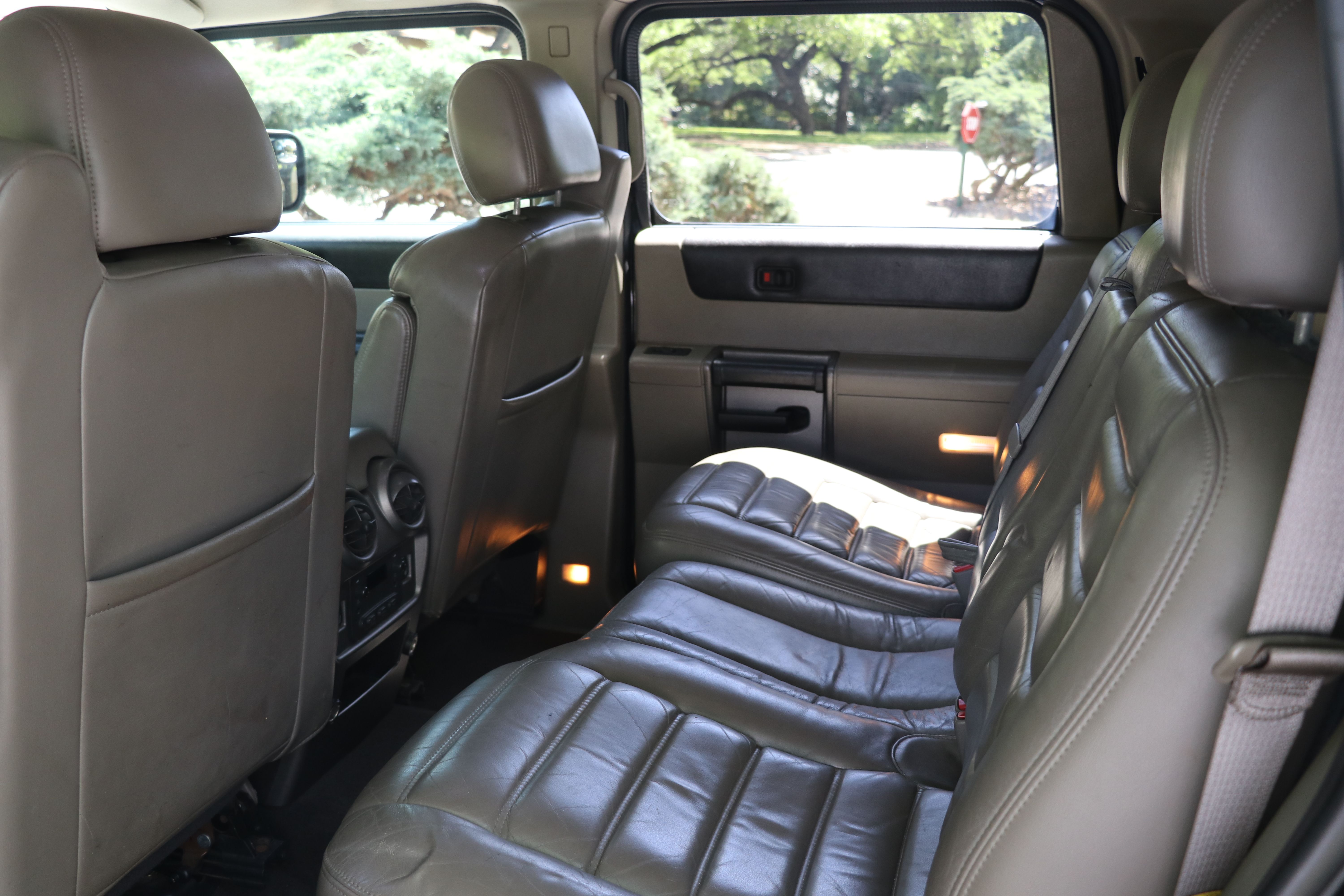 Used 2004 HUMMER H2 w/ Preferred Equipment Group AWD/4WD image 10