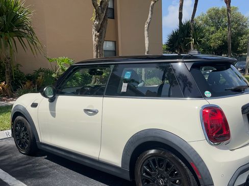 Used 2022 MINI Cooper 2-Door Hardtop w/ Premium Package image 9
