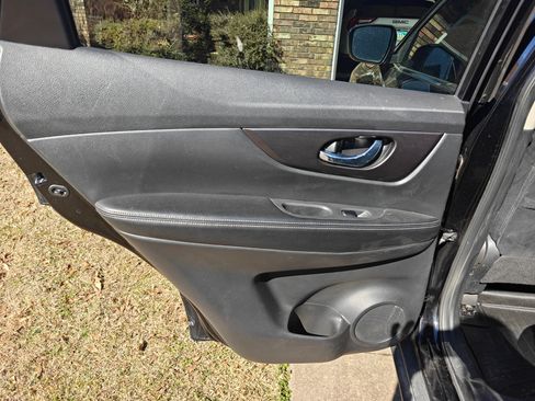 Used 2016 Nissan Rogue S image 17