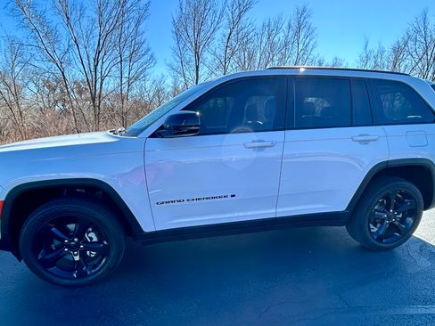 Used 2024 Jeep Grand Cherokee Altitude image 1