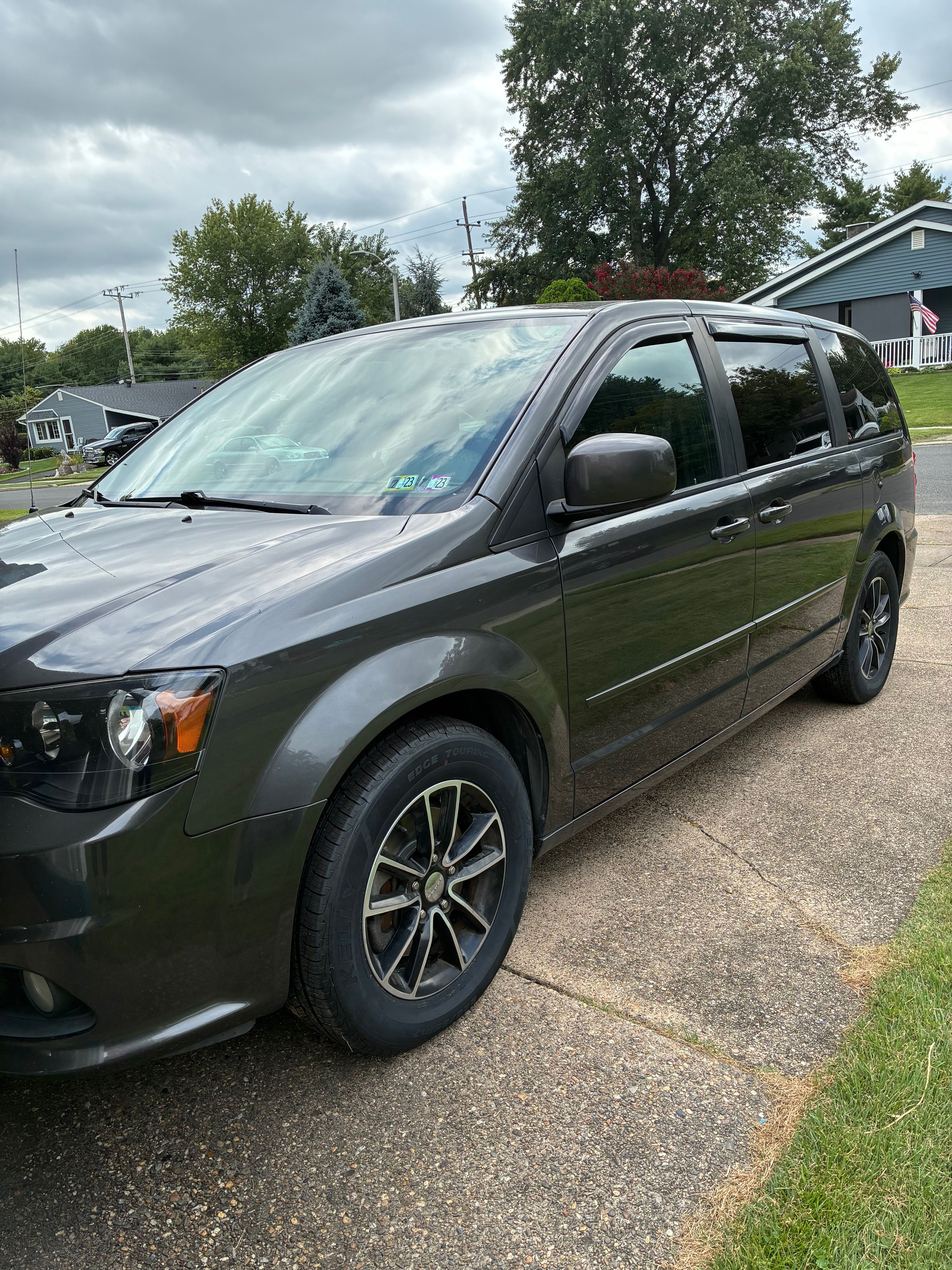 Used 2016 Dodge Grand Caravan SE FWD image 1