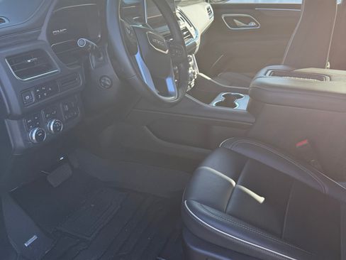 Used 2024 GMC Yukon XL SLT w/ SLT Luxury Package image 5