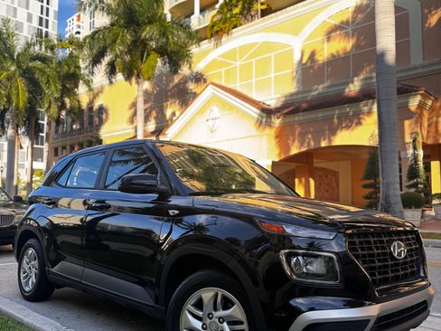 Used 2021 Hyundai Venue SE image 1