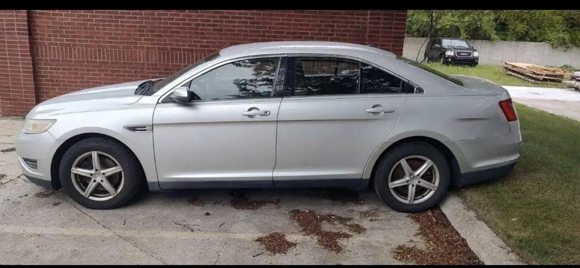 Used 2010 Ford Taurus SEL FWD image 1