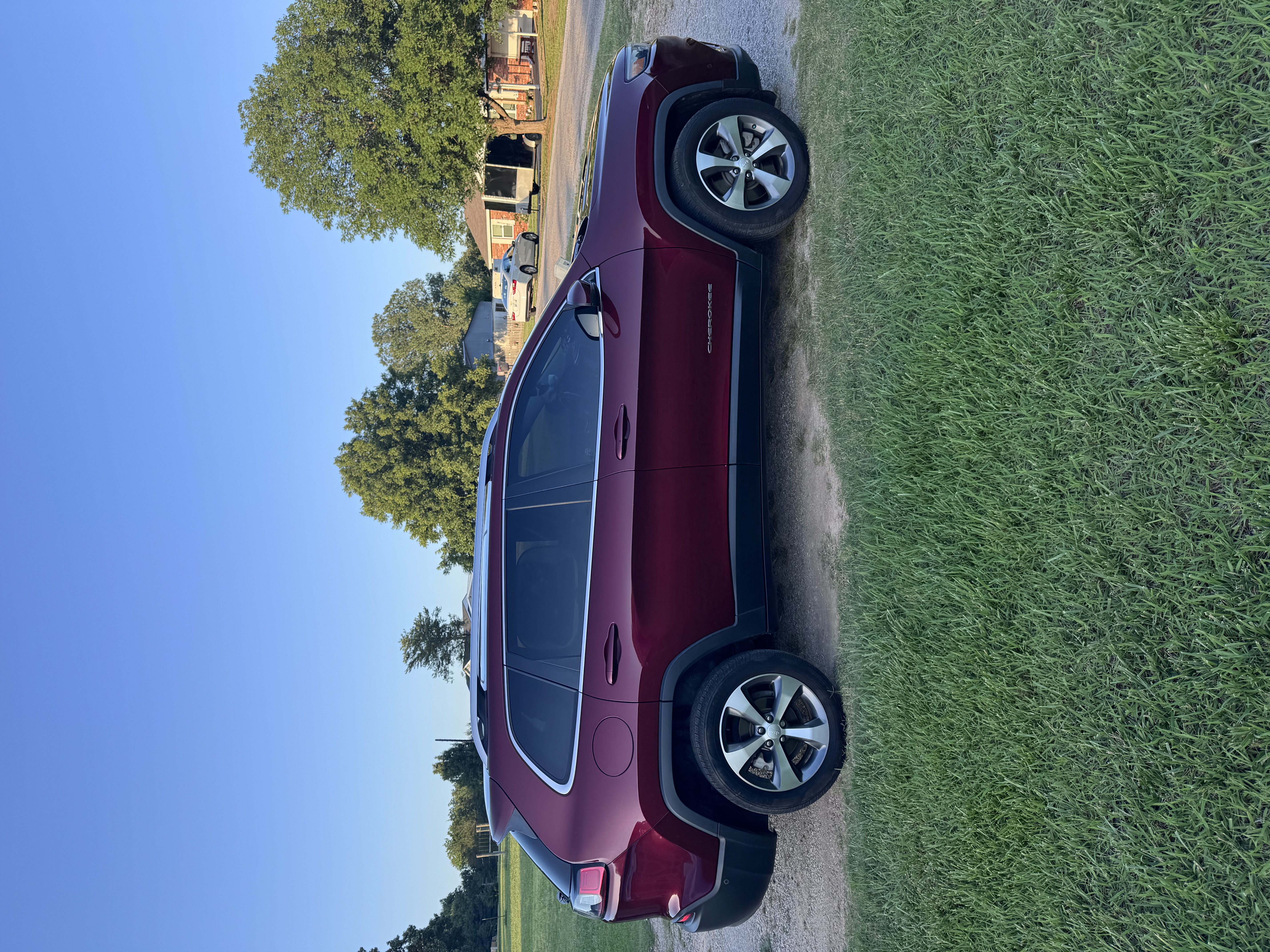 Used 2021 Jeep Cherokee Limited w/ Elite Package FWD image 2