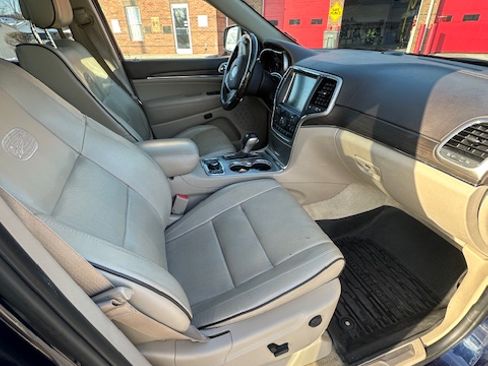Used 2017 Jeep Grand Cherokee Overland image 15