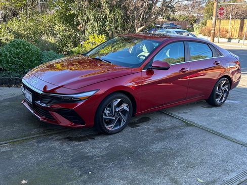 Used 2025 Hyundai Elantra Limited image 2