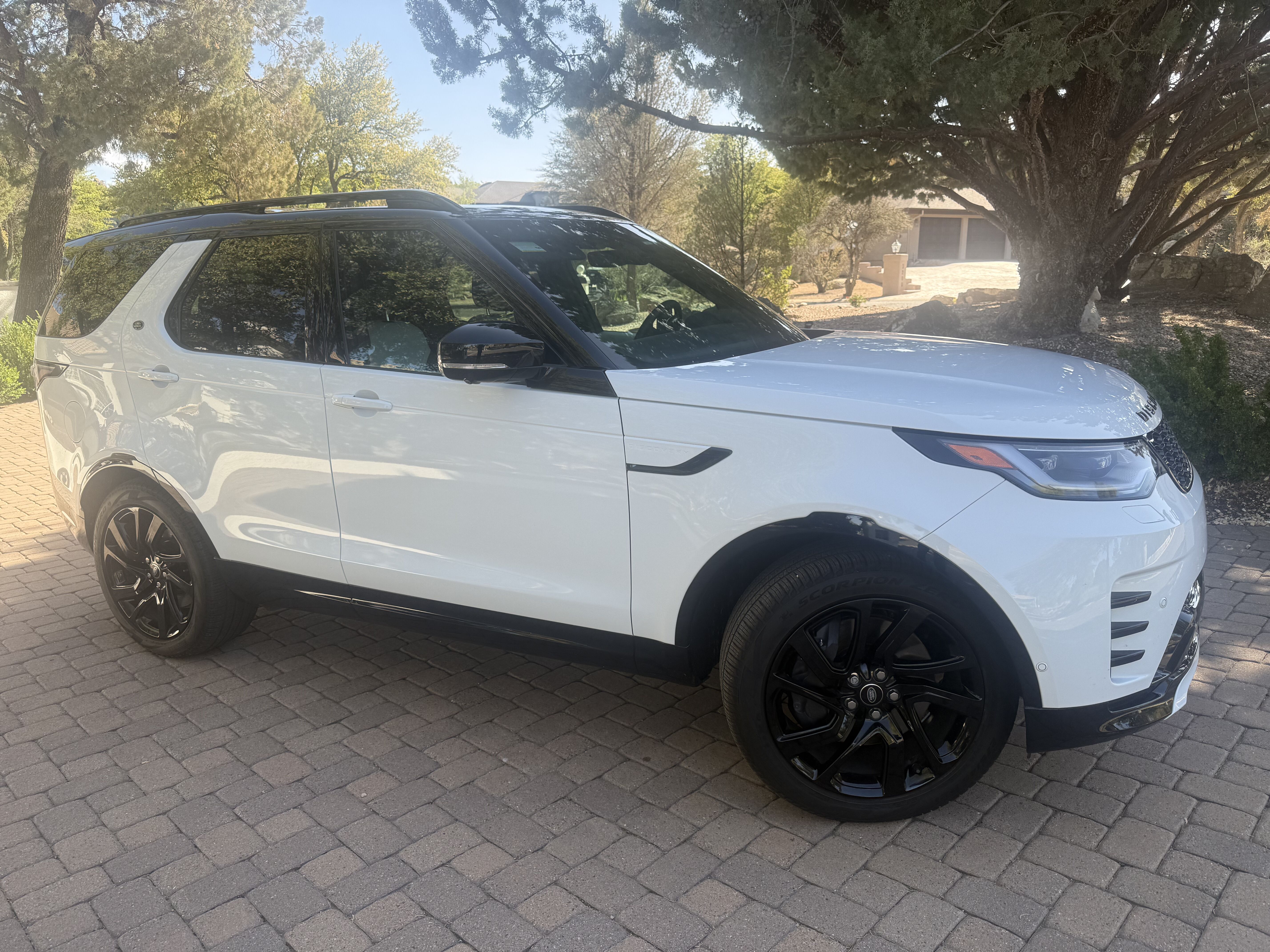 Used 2024 Land Rover Discovery Dynamic SE AWD/4WD image 5