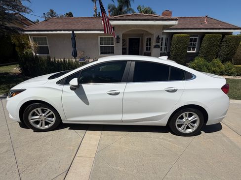 Used 2018 Chevrolet Cruze LT w/ Convenience Package FWD image 5