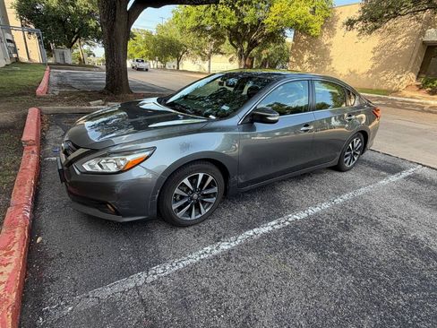 Used 2017 Nissan Altima 2.5 SL w/ Moonroof Package FWD image 2