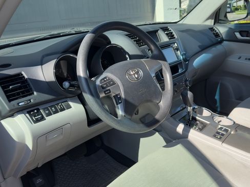 Used 2013 Toyota Highlander Plus image 16