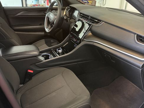 Used 2025 Jeep Grand Cherokee L Laredo RWD image 9
