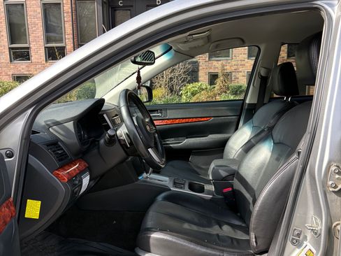 Used 2011 Subaru Outback 2.5i Limited image 5