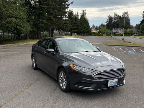 Used 2017 Ford Fusion SE FWD image 1