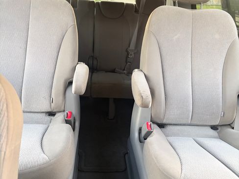 Used 2012 Kia Sedona LX w/ PWR Pkg FWD image 4