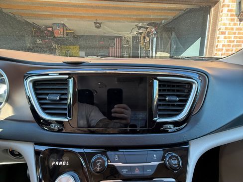 Used 2017 Chrysler Pacifica Touring w/ Tire & Wheel Group image 6