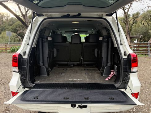 Used 2017 Toyota Land Cruiser image 18