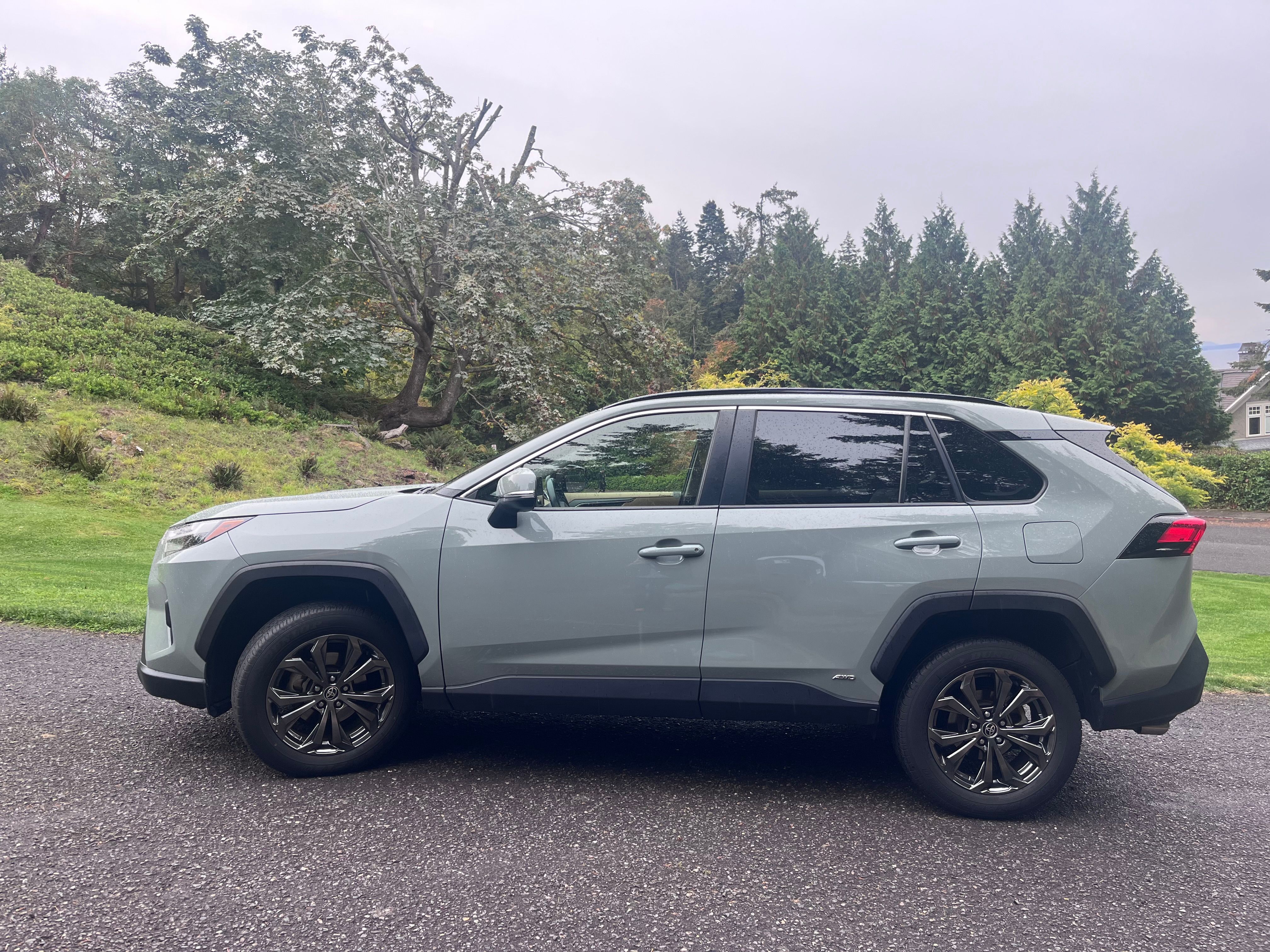 Used 2023 Toyota RAV4 XLE Premium AWD/4WD image 2