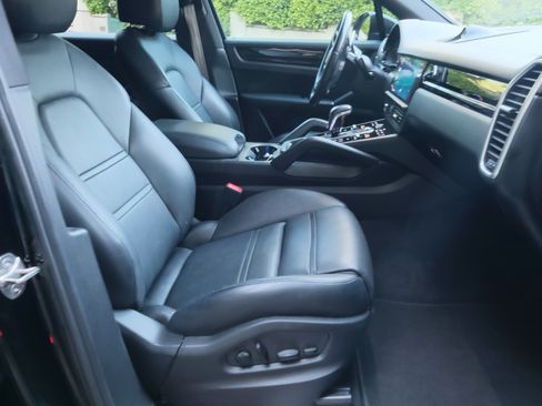 Used 2022 Porsche Cayenne Platinum Edition image 9