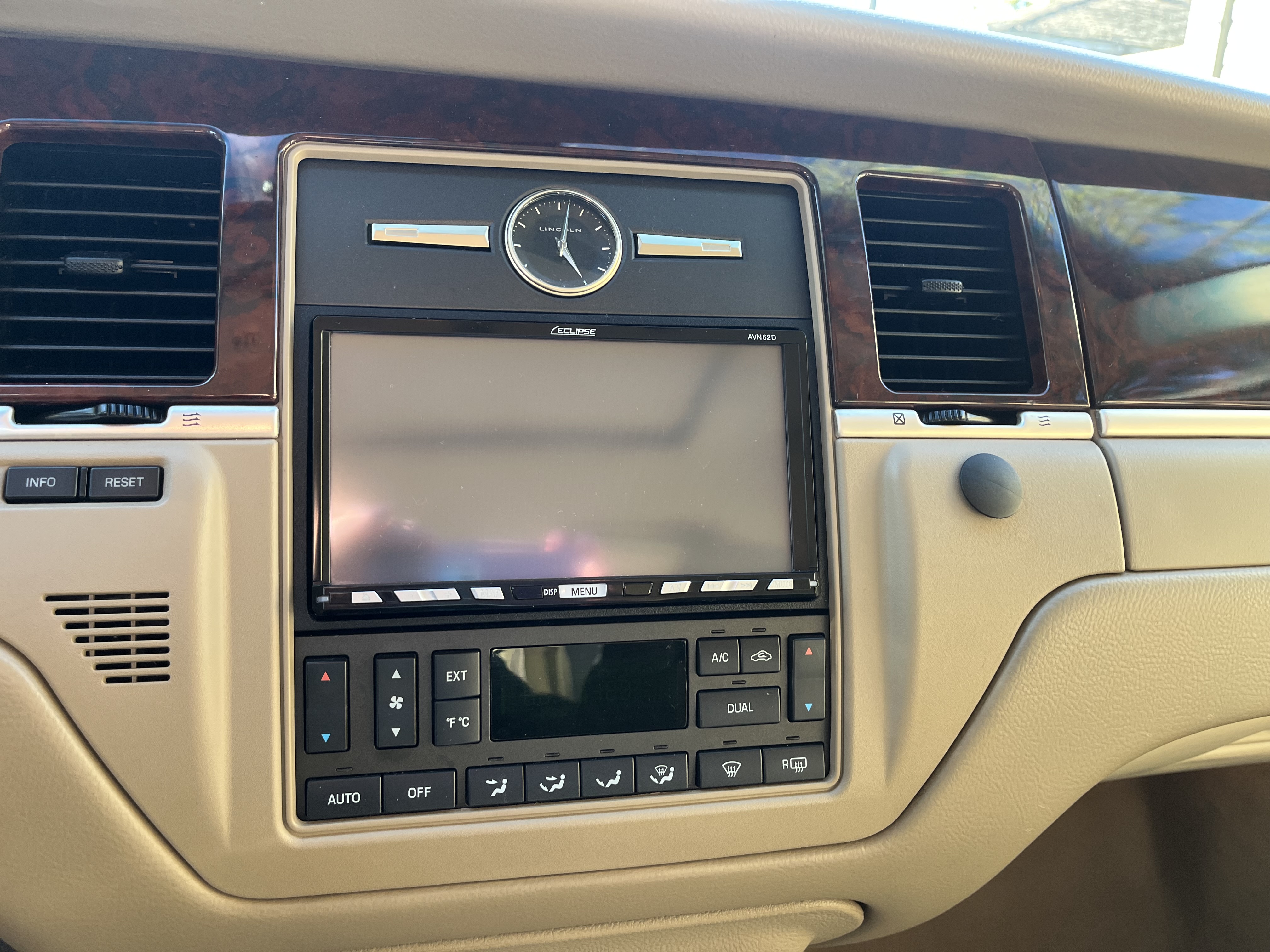 Used 2009 Lincoln Town Car Signature L RWD image 16
