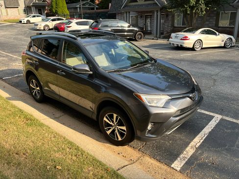Used 2017 Toyota RAV4 XLE FWD image 2
