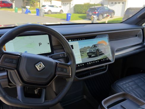 Used 2025 Rivian R1S Premium image 13