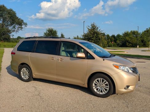 Used 2014 Toyota Sienna XLE image 2