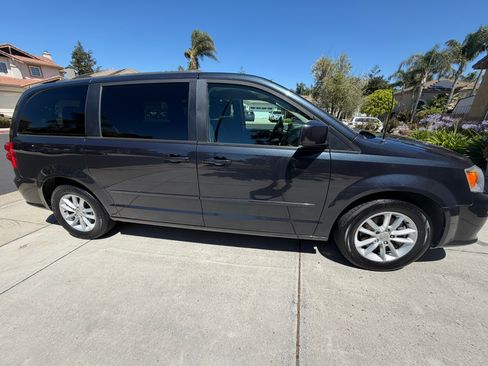 Used 2014 Dodge Grand Caravan SXT w/ Rear Park Assist Package FWD image 4