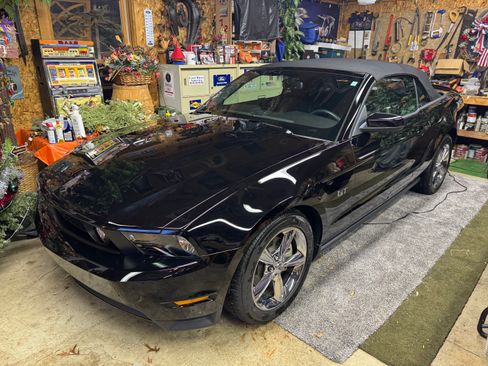 Used 2010 Ford Mustang GT Premium image 17