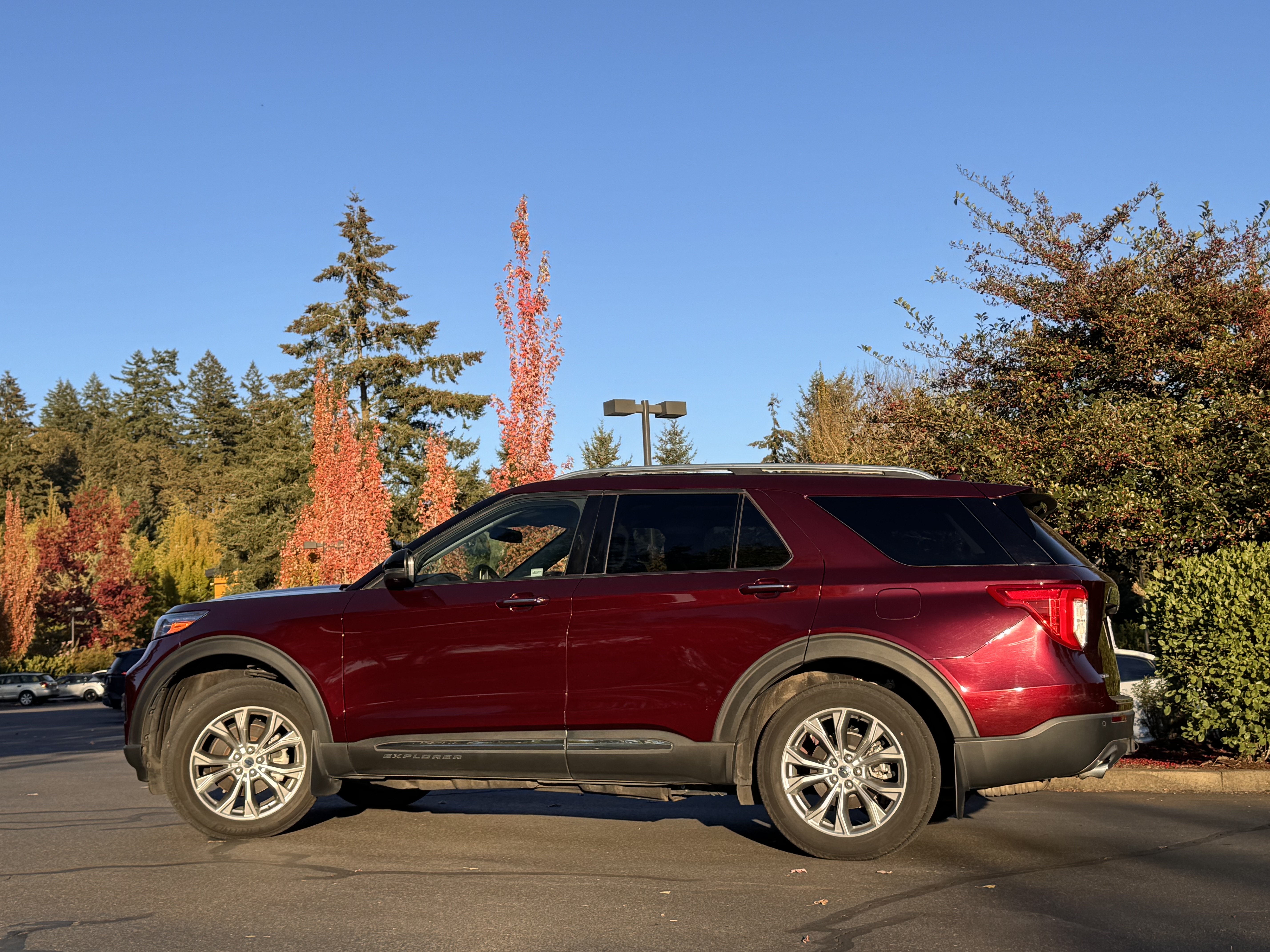 Used 2022 Ford Explorer Limited w/ Equipment Group 301A AWD/4WD image 9