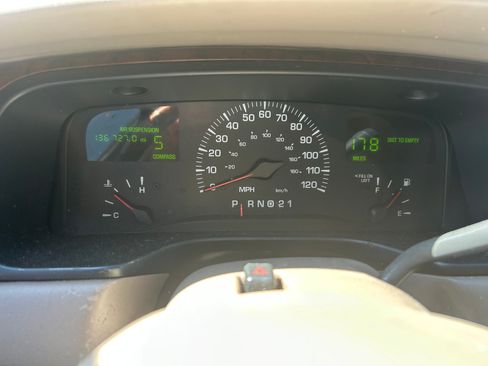 Used 2000 Lincoln Town Car Cartier RWD image 4