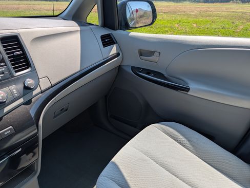 Used 2011 Toyota Sienna LE w/ Towing Pkg image 15