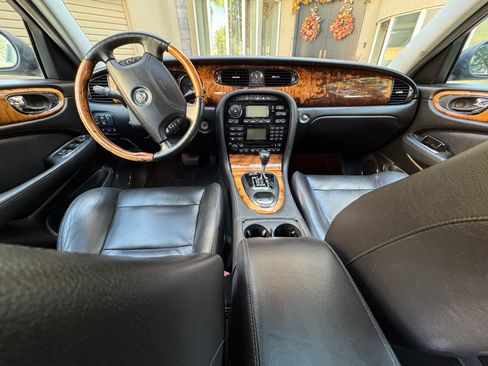 Used 2005 Jaguar XJ8 image 12