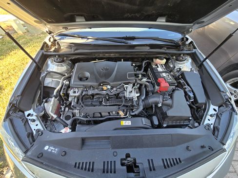 Used 2018 Toyota Camry LE image 9