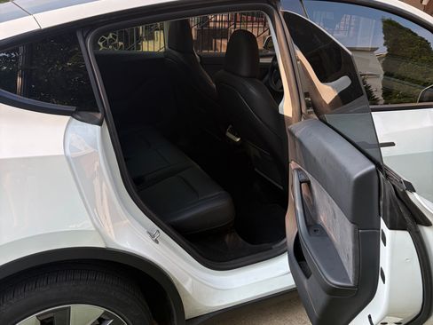 Used 2024 Tesla Model Y Long Range AWD/4WD image 6
