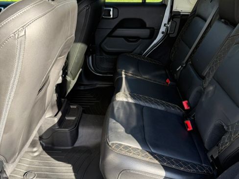 Used 2021 Jeep Wrangler Unlimited Sahara AWD/4WD image 16
