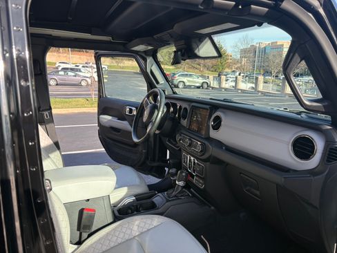 Used 2023 Jeep Wrangler Unlimited Sahara image 12