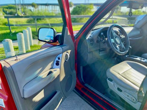 Used 2005 Jeep Liberty Limited AWD/4WD image 16
