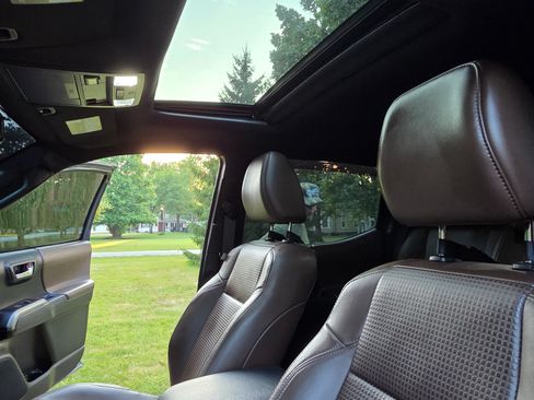 Used 2021 Toyota Tacoma Limited image 8