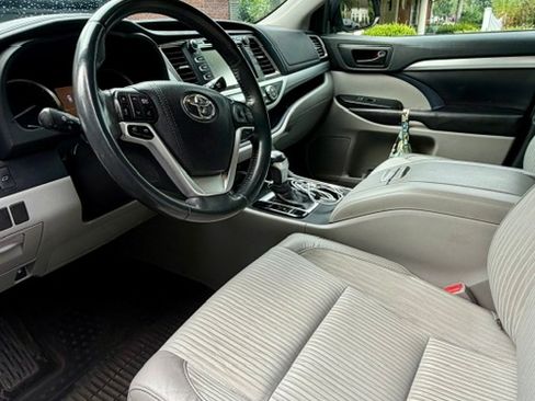 Used 2016 Toyota Highlander Plus AWD/4WD image 8