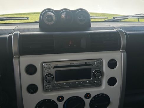 Used 2011 Toyota FJ Cruiser 4WD image 11