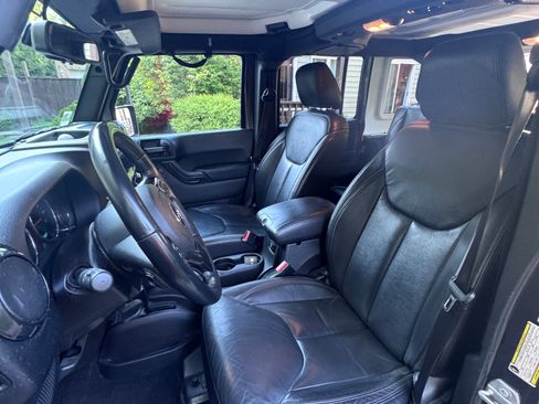 Used 2017 Jeep Wrangler Unlimited Sahara AWD/4WD image 17