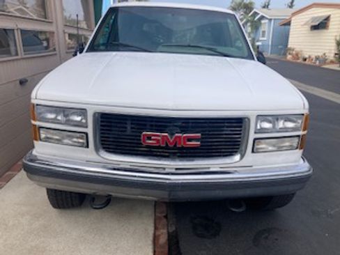 Used 1996 GMC Suburban 2500 image 1