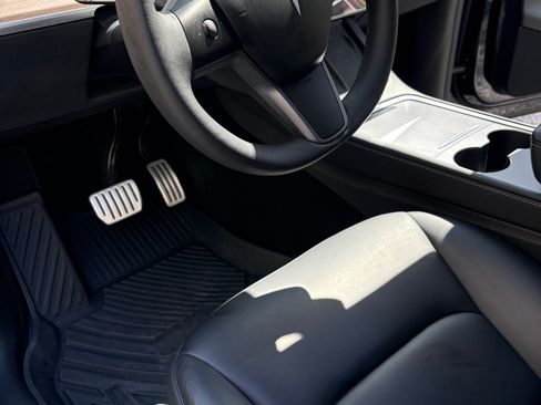 Used 2023 Tesla Model Y Performance image 11