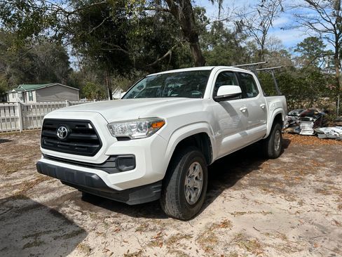 Used 2017 Toyota Tacoma SR image 1