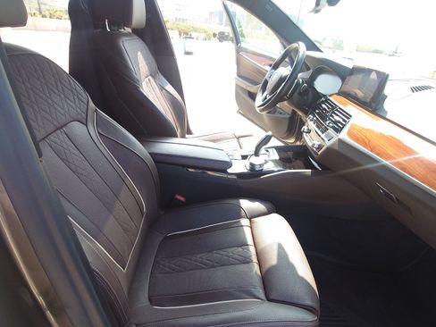 Used 2019 BMW 530e xDrive w/ Premium Package image 28