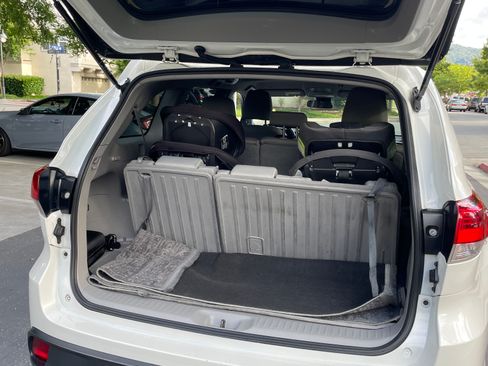 Used 2019 Toyota Highlander LE FWD image 10